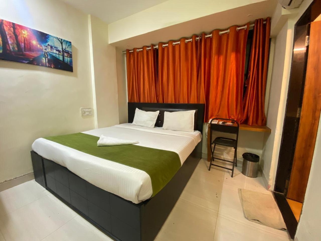 Deluxe Inn - Near Kokilaben Dhirubhai Ambani Hospital — Photos 1