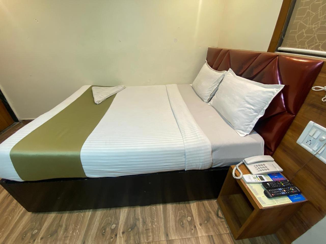 Deluxe Inn - Near Kokilaben Dhirubhai Ambani Hospital, Mumbai