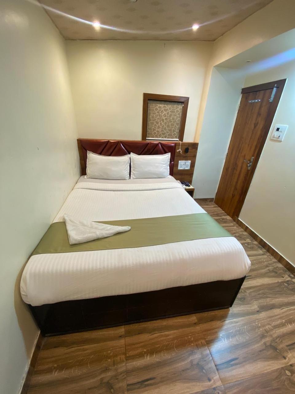 Deluxe Inn - Near Kokilaben Dhirubhai Ambani Hospital — Photos 3